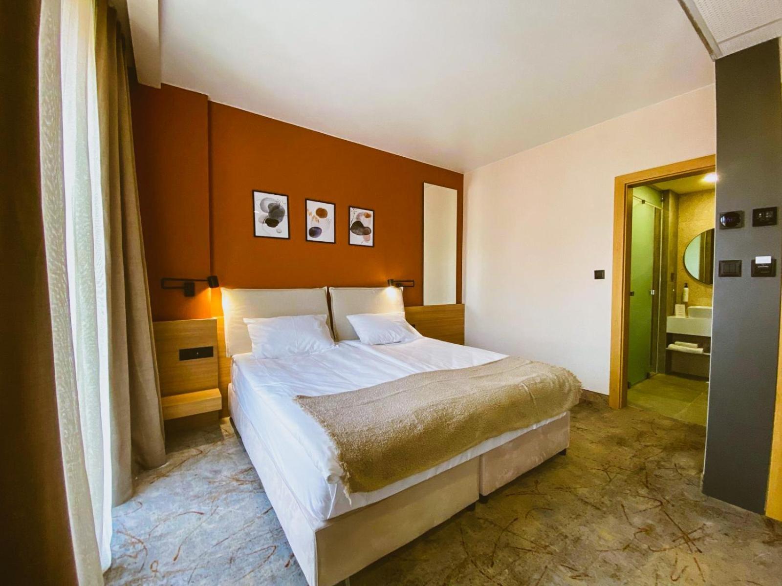Hotel B1 Downtown 3*